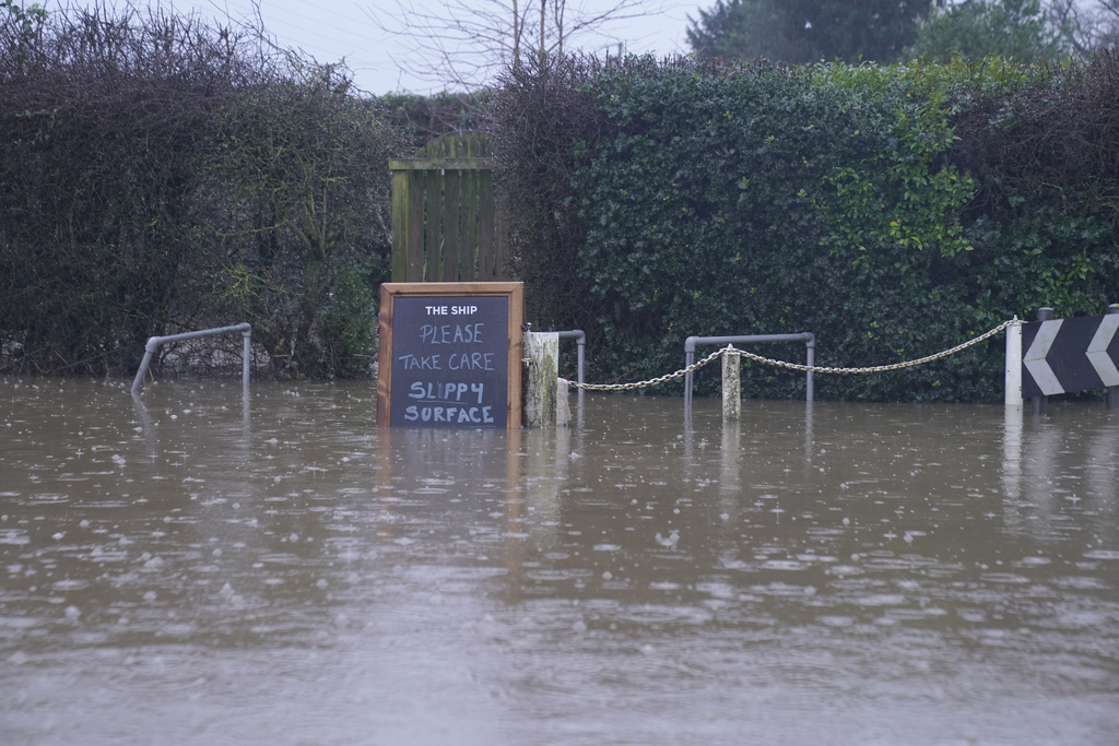 英国河流出现泛滥，有陆地被洪水淹没。美联社