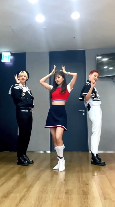 瑟琪、曉珍及E-TION表演《Queendom》。