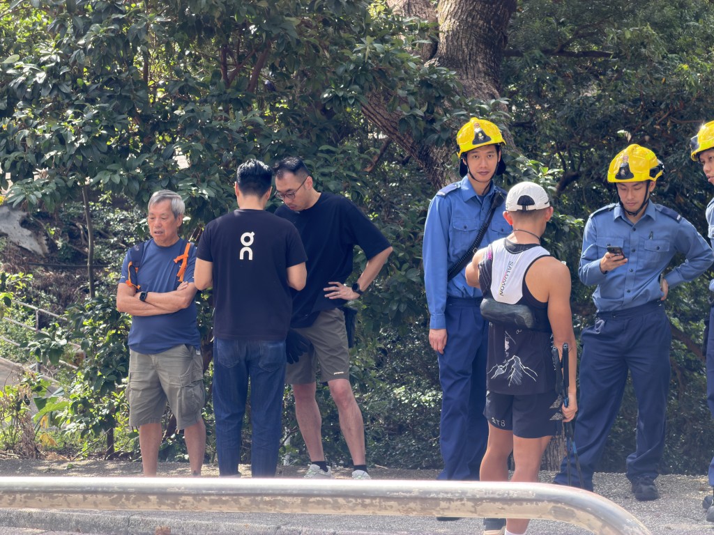 失蹤少年的親友同到城門水塘。