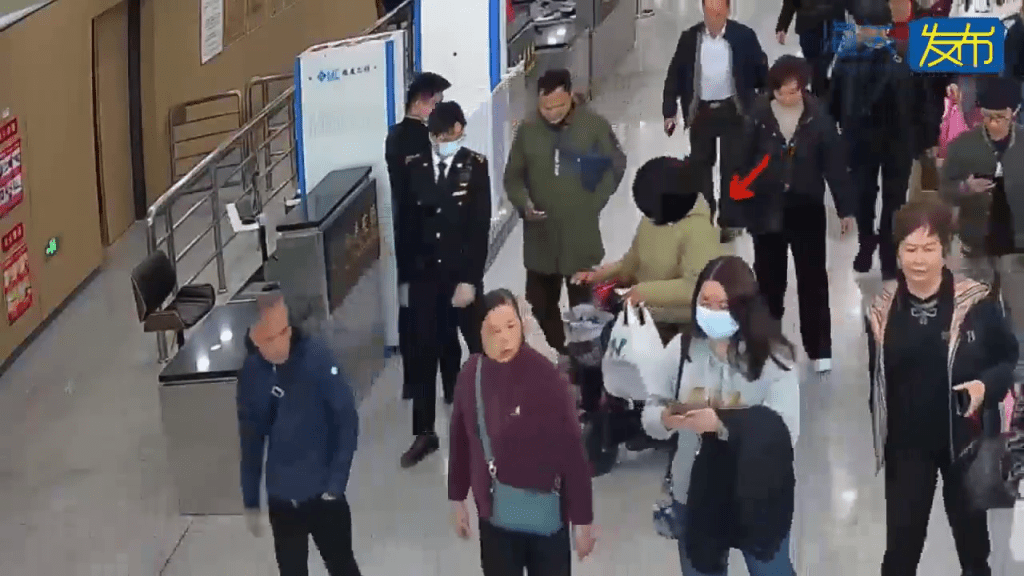女子骑电动代步车拱北口岸过关被截查。