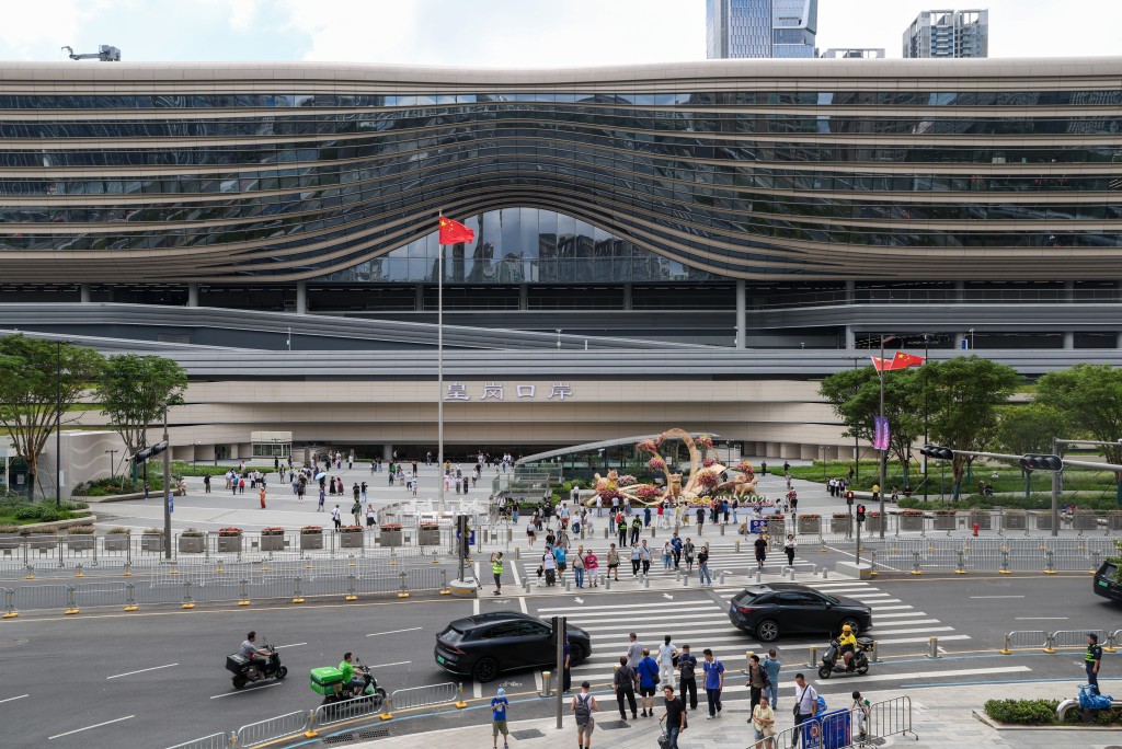 皇崗口岸24小時通關。 皇崗口岸24小時通關。