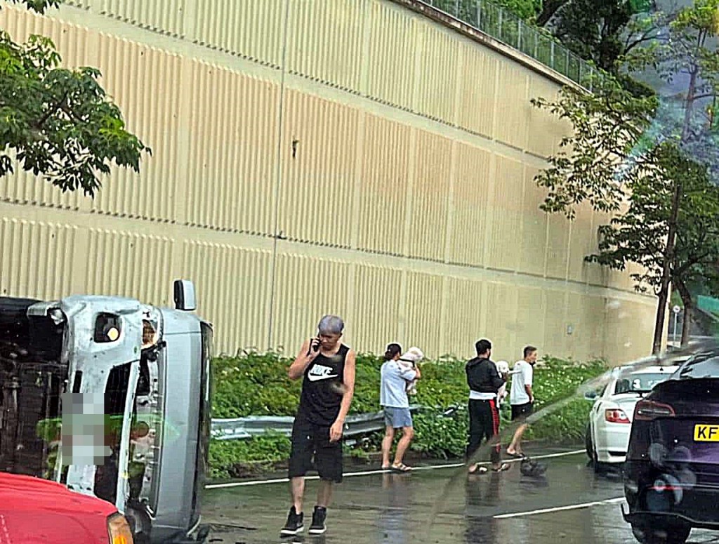 龍翔道發生客貨車翻側事故。fb：車cam L（香港群組）