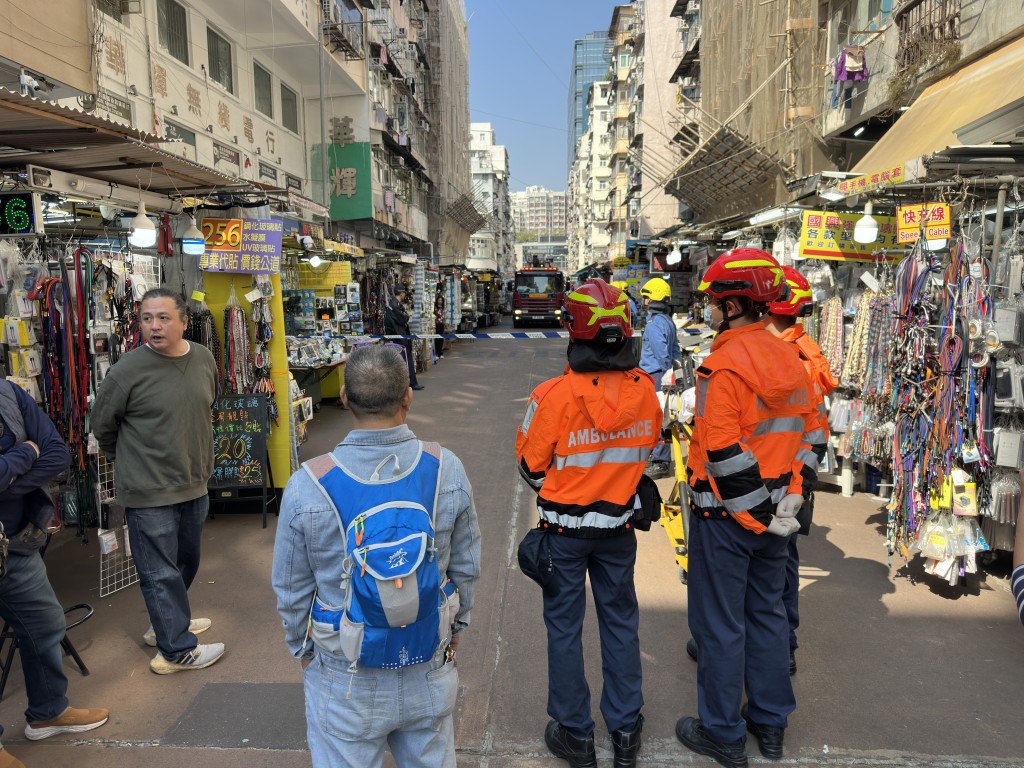 救護員到場戒備。梁國峰攝