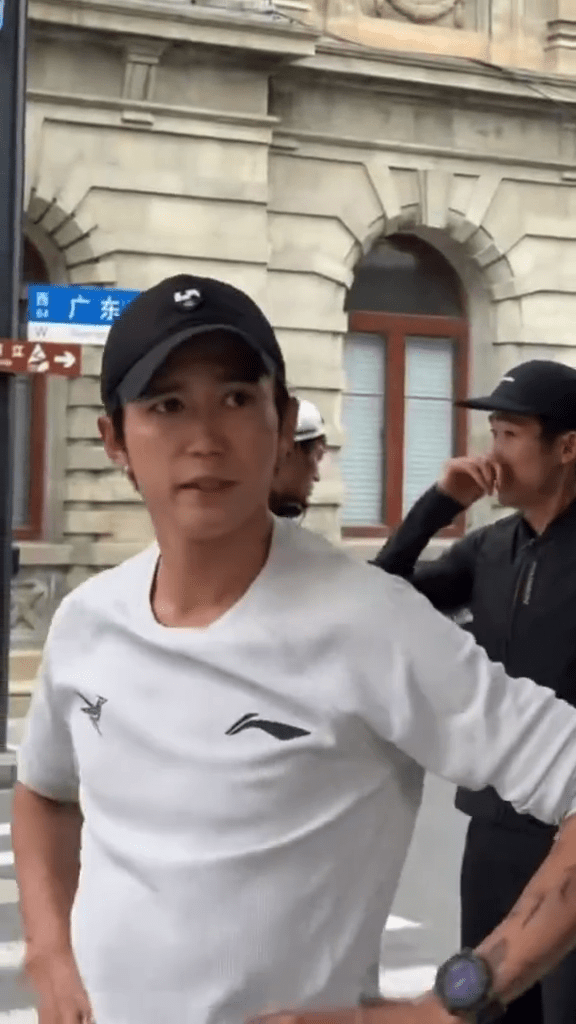 日本马拉松名将大迫杰抵沪,现身外滩。 日本马拉松名将大迫杰抵沪,现身外滩。