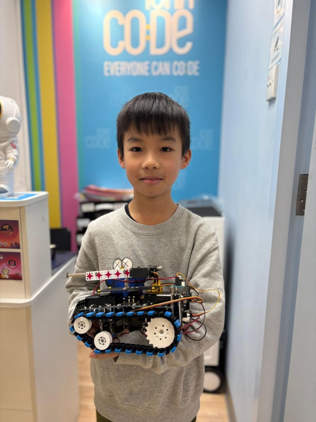朱晉鏗同學的作品「Chopping Bot」,靈感來自家庭日常,希望協助剪碎肉類、減少食物浪費。 朱晉鏗同學的作品「Chopping Bot」,靈感來自家庭日常,希望協助剪碎肉類、減少食物浪費。