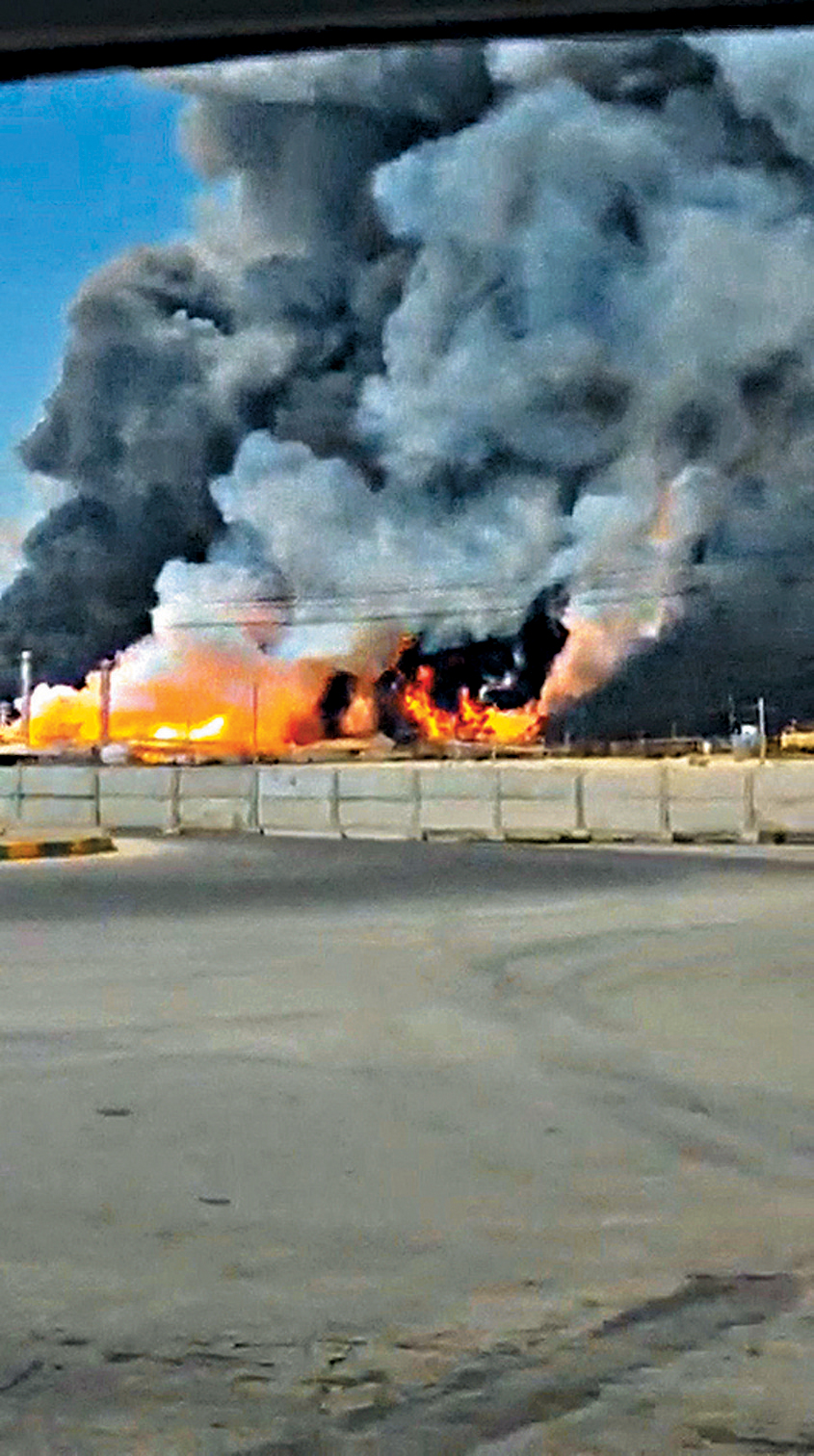 伊朗南帕爾斯天然氣田遭以軍襲擊後，氣田附近地點冒出大團濃煙與火光。