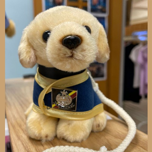  官网还有售警犬公仔——DOG PDU 拉布拉多警犬 HK$130.00 (图源：警﻿察礼品网上商店﻿)