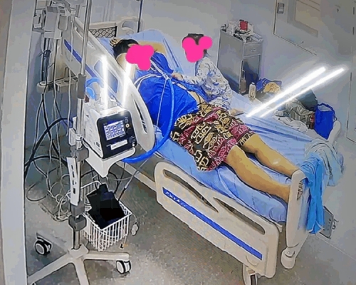 女童細心地照顧父親，寸步不離。網圖