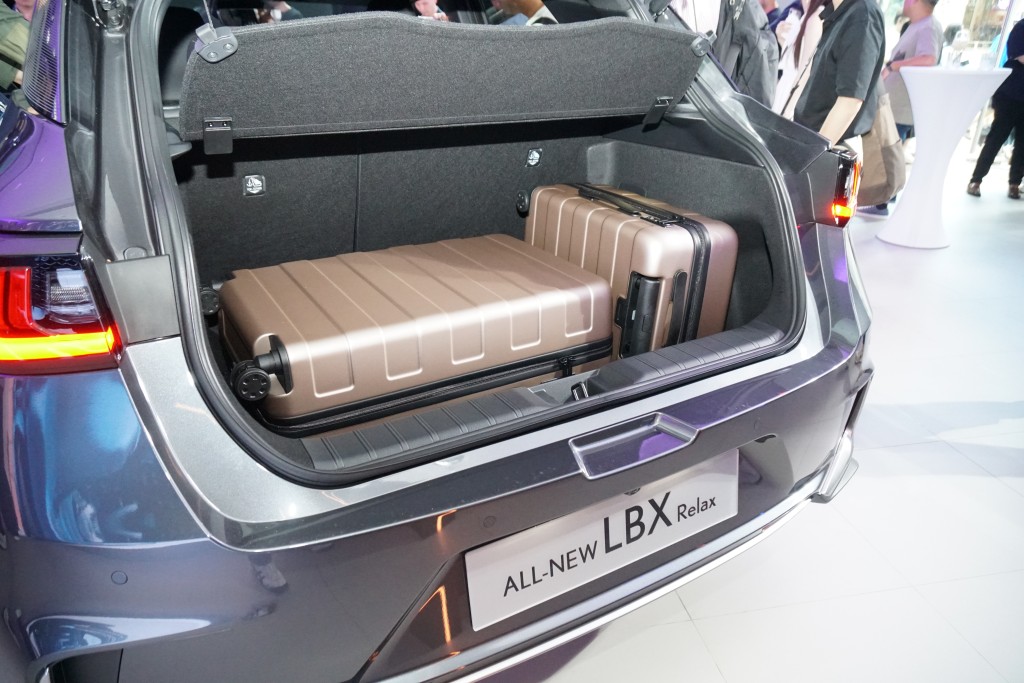 行李箱標準容量272升，將後座椅椅背全放平可擴大至992升。