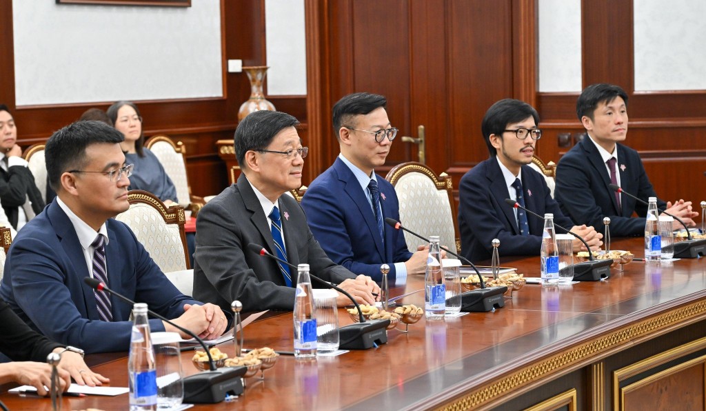 特區政府團隊到達後,隨即前往烏茲別克斯坦外交部開會,和烏茲別克斯坦政府互換照會。李家超 John KC Lee FB圖片 特區政府團隊到達後,隨即前往烏茲別克斯坦外交部開會,和烏茲別克斯坦政府互換照會。李家超 John KC Lee FB圖片