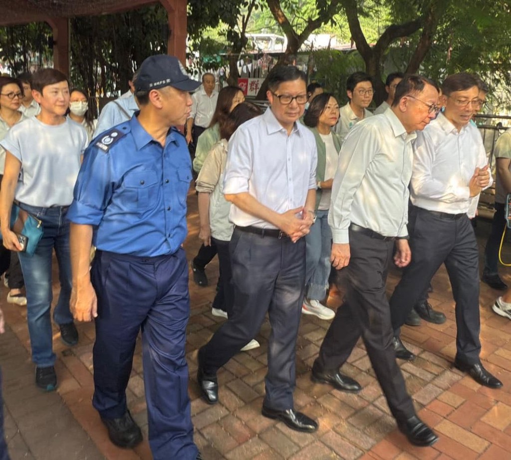 政務司司長陳國基、保安局局長鄧炳強和消防處分區指揮官(九龍東)朱敏超一同到鯉魚門三家村視察。消防處fb圖片 政務司司長陳國基、保安局局長鄧炳強和消防處分區指揮官(九龍東)朱敏超一同到鯉魚門三家村視察。消防處fb圖片