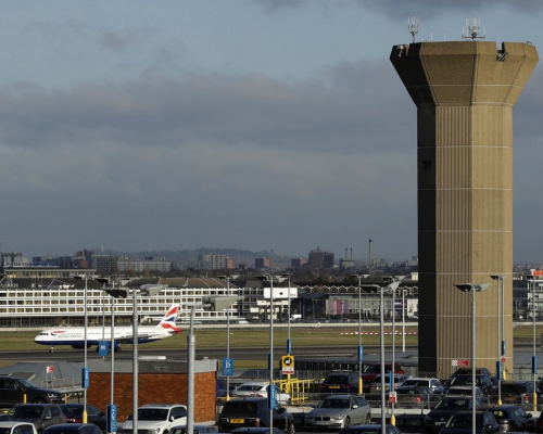 倫敦蓋特威克和希斯路兩個機場先後遭受無人機干擾、導致航空交通大混亂。AP