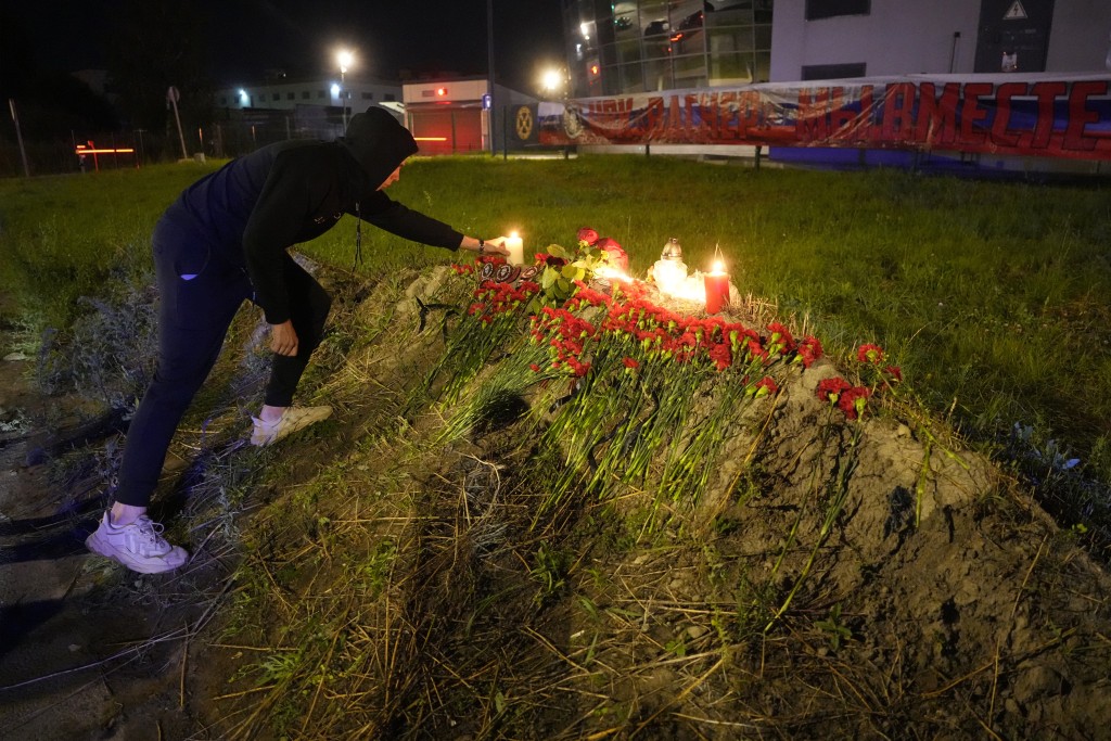 普里戈任傳出墜機身亡後，有人在聖彼得堡瓦格納集團總部外燃點燭光悼念。美聯社