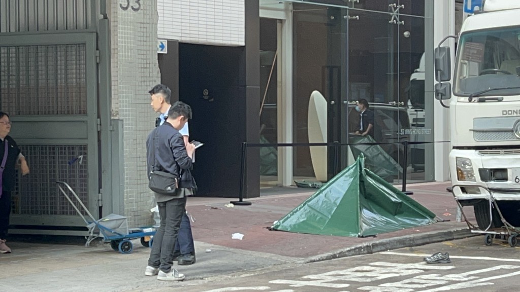 警方用帳篷遮蔽女死者遺體。楊偉亨攝