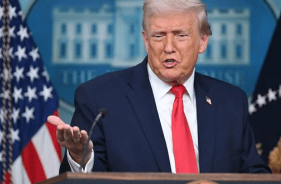 特朗普繼續向馬克龍顯示顏色，在白宮記者會上表明，明年不會前往巴黎參與七國集團會議。法新社