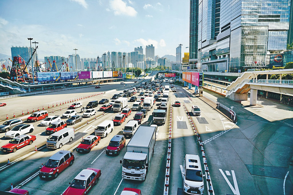 經常見到的士或貨車在公路上,不知何故不斷打燈,當你以為此車準備切線時,卻又見不到有行動,再觀察之下發現,原來此車司機根本忘記熄指揮燈。 經常見到的士或貨車在公路上,不知何故不斷打燈,當你以為此車準備切線時,卻又見不到有行動,再觀察之下發現,原來此車司機根本忘記熄指揮燈。