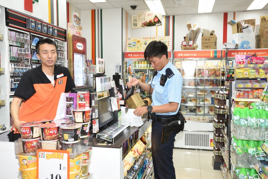 店員神勇連捉兩賊。