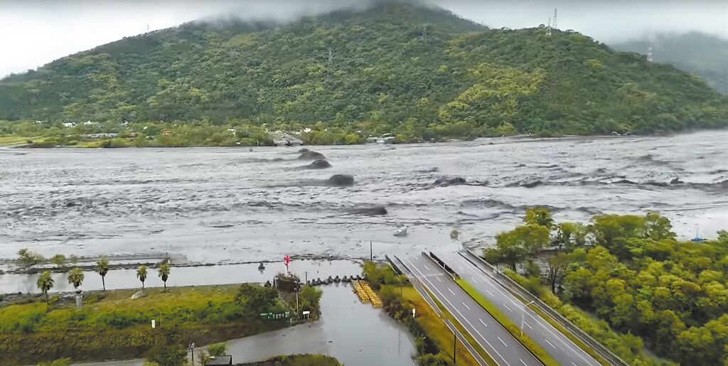 台灣花蓮有堰塞湖受「樺加沙」影響溢堤，已導致17人死亡。中時