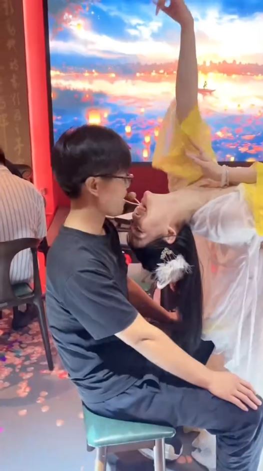 杭州有酒吧被質疑提供擦邊舞服務。抖音