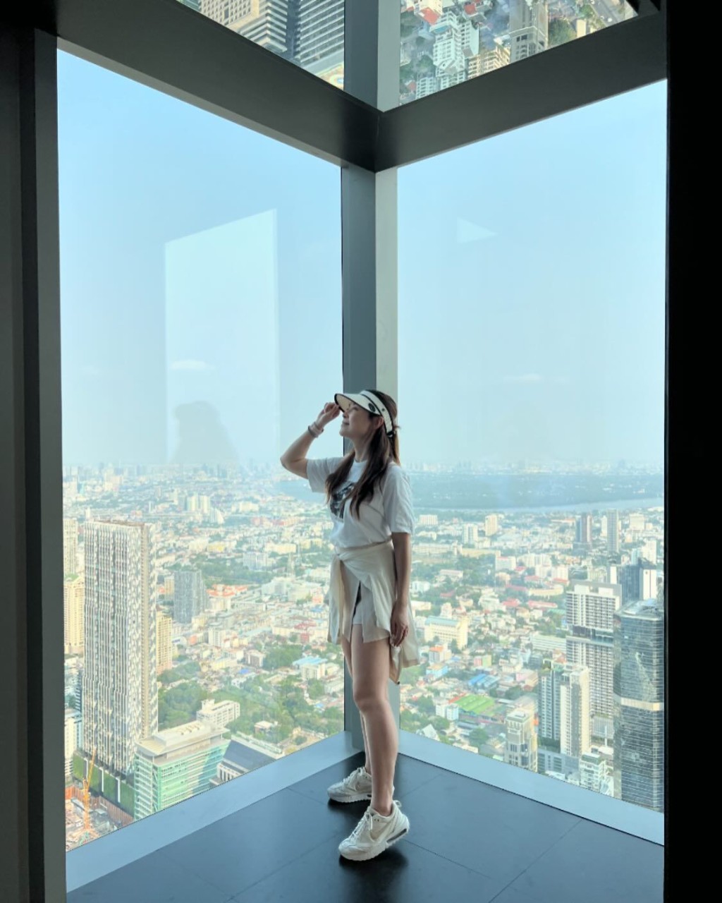 欧倩怡日前于IG分享于泰国曼谷MahaNakhon著名打卡位拍的美照，她其中一只脚的脚尖微微碰地，令拍照时更可营造出长腿效果。