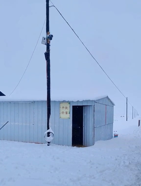 踏入七月,祁連縣竟出現下雪天氣。 踏入七月,祁連縣竟出現下雪天氣。