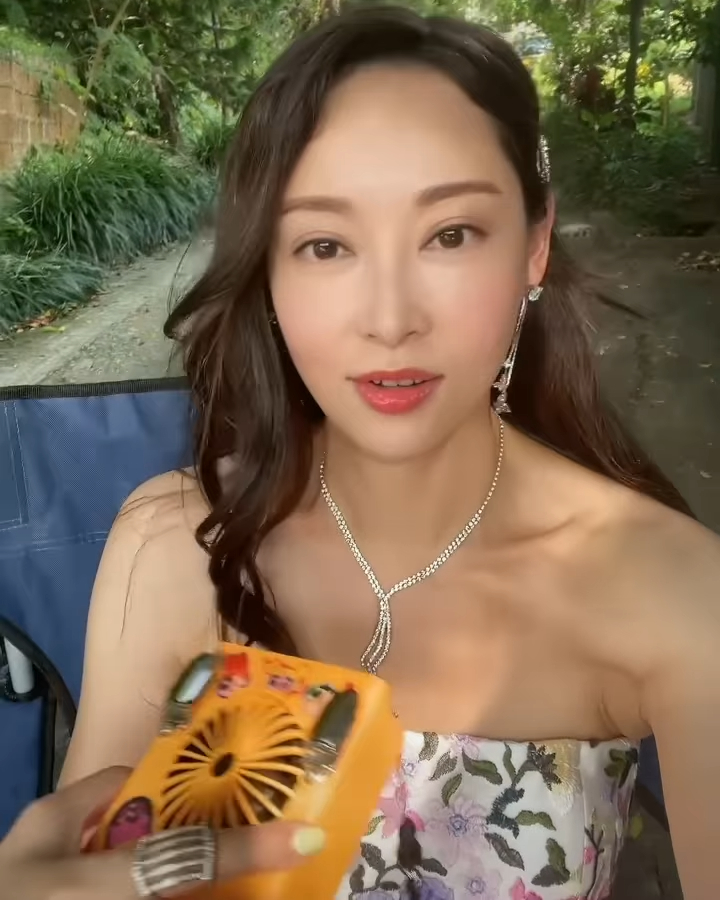 出外景,熱到要問人借風扇。