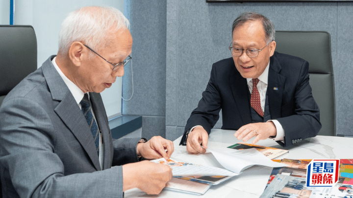 林群聲（右）向田榮先（左）分享在囚學生給他的來信。都大提供