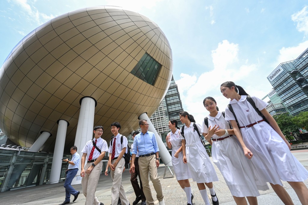 陳茂波在七一前夕相約了幾位中學生一起到香港科學園。陳茂波網誌圖片