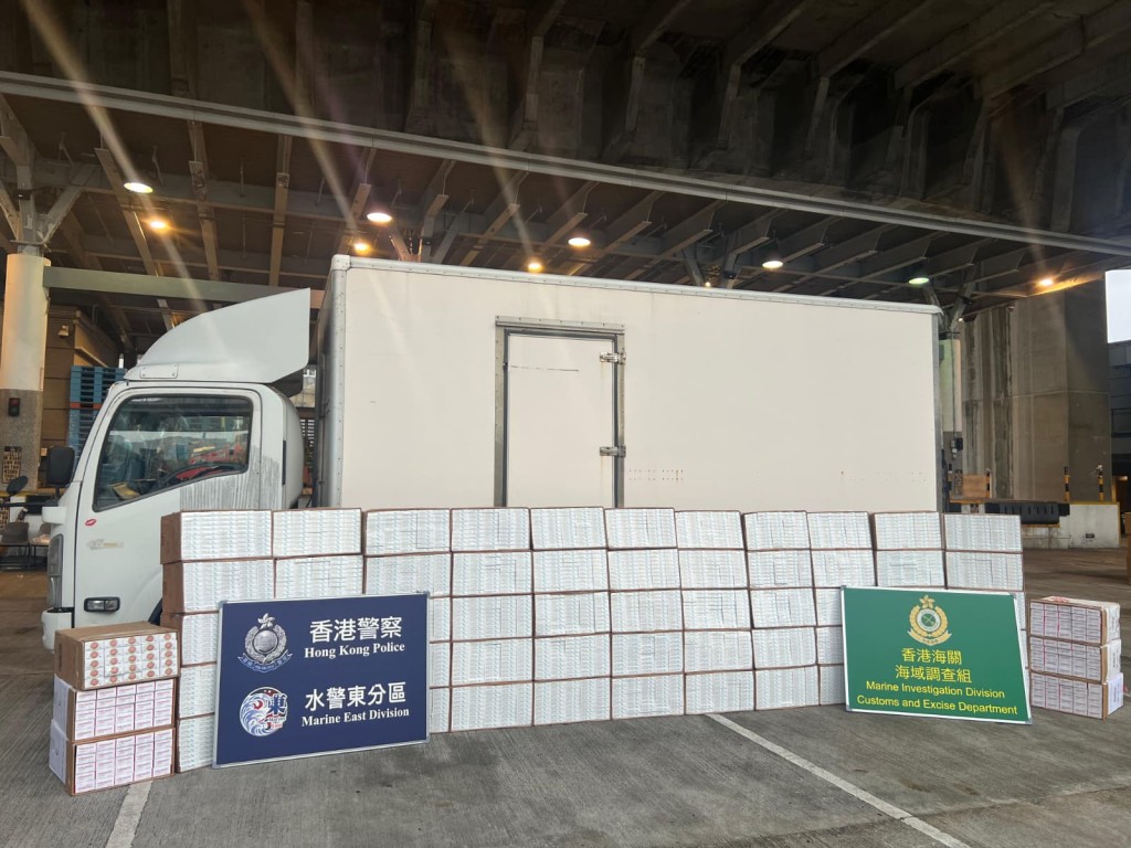 警方及海關檢獲的私煙，估計市值約1020萬元。警方提供