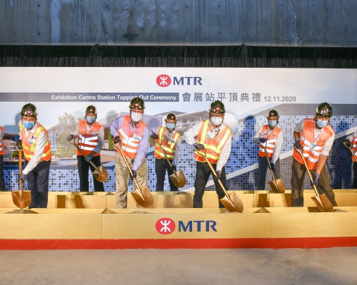 港鐵會展站平頂，延至2022首季通車。