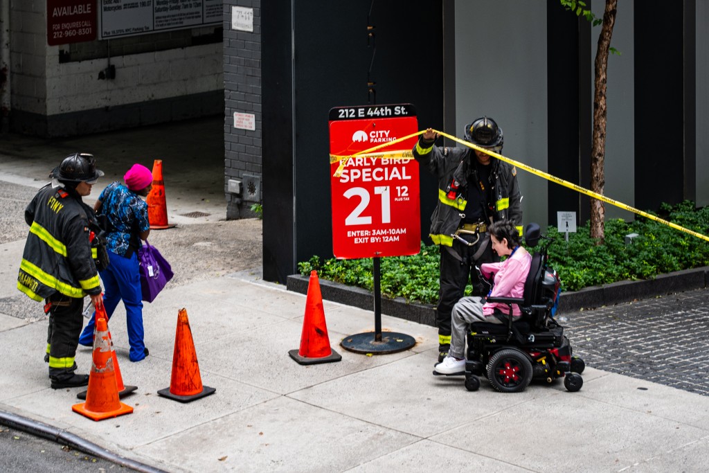 紐約曼哈頓一楝大廈鋼樑出現變形,當局要緊急實施疏散。美聯社 紐約曼哈頓一楝大廈鋼樑出現變形,當局要緊急實施疏散。美聯社