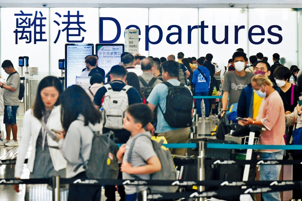 《預算案》提出將機場離境稅由120元大幅提升至200元，旅遊界議員姚柏良提出修訂，要求「減辣」至160元但未獲通過。
