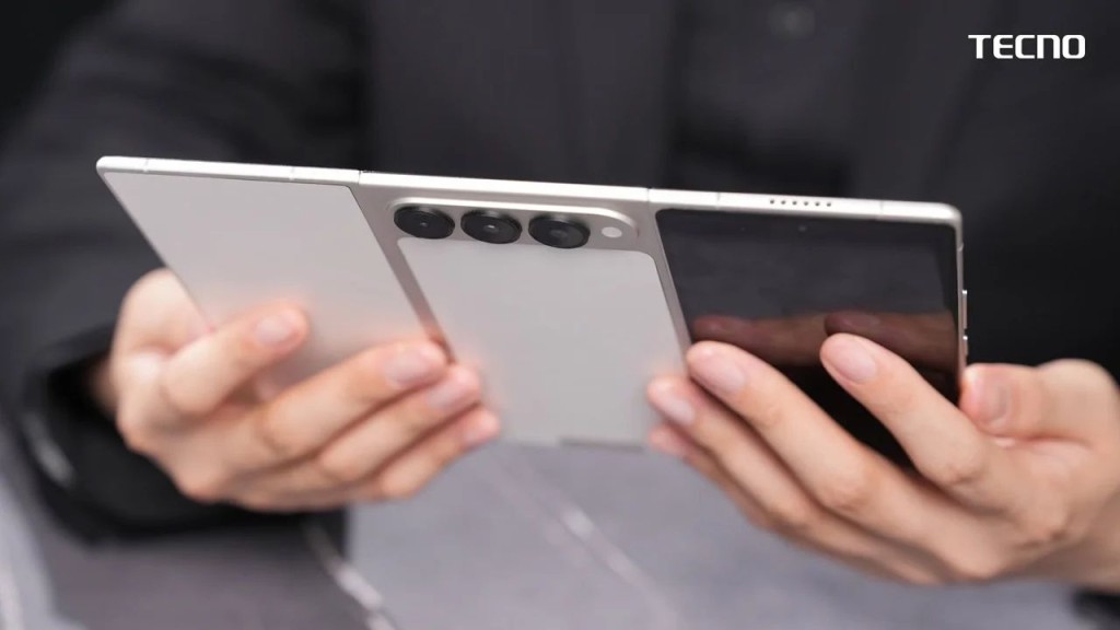 機背加入0.3mm鈦纖維保護,並用上高強度鋼材轉軸。 機背加入0.3mm鈦纖維保護,並用上高強度鋼材轉軸。