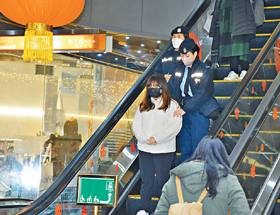 ■警方帶走兩女子協助調查。
