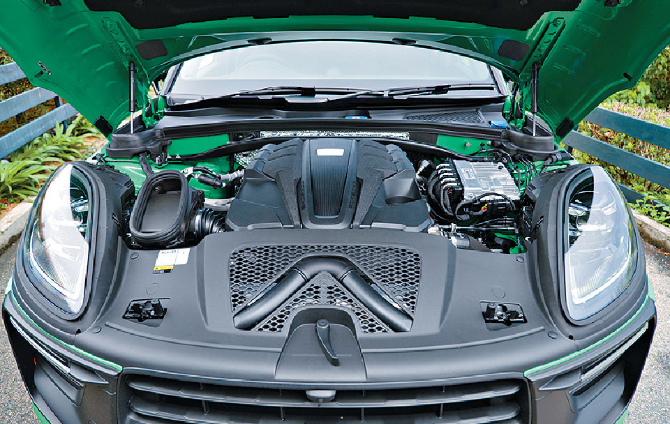 ■The top 2.9-liter V6 dual-turbo engine outputs 440ps horsepower.