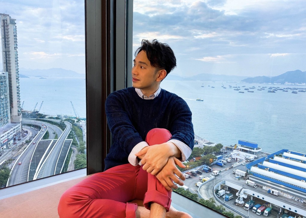 Staycation當然要有窗台自拍照，梓軒夠哂貼地。