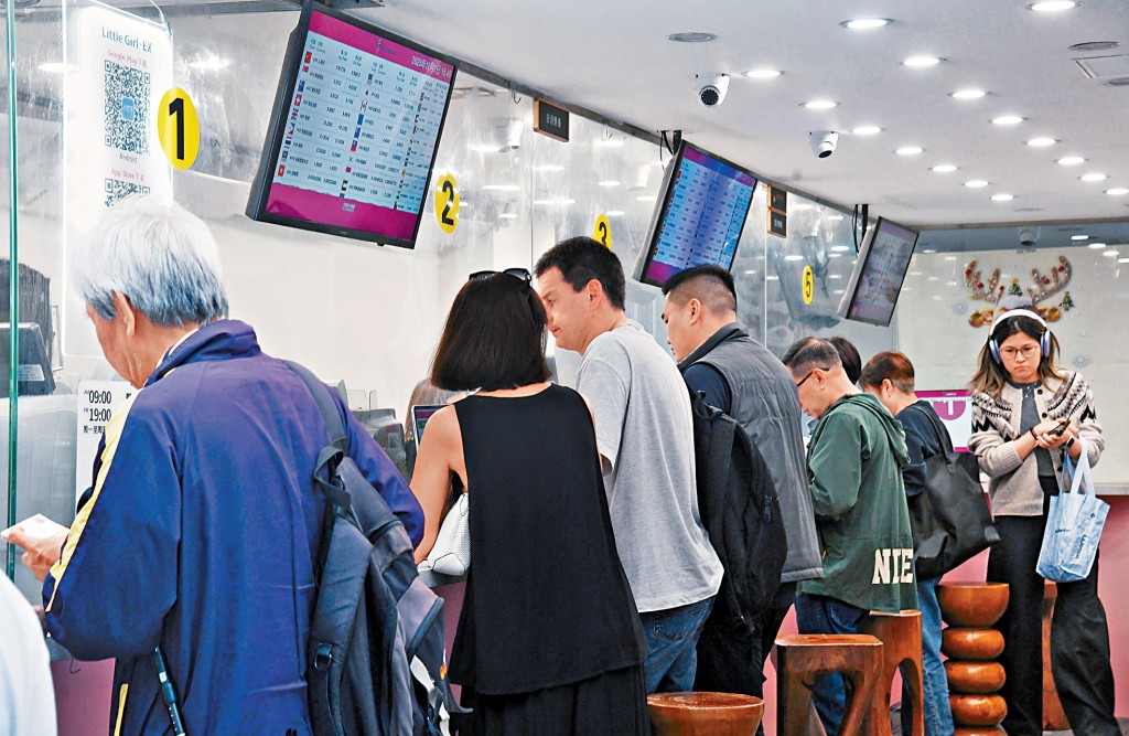 有找換店負責人反映，市民或待圓匯回落再入市，昨日人均兌換金額較前幾日減少。