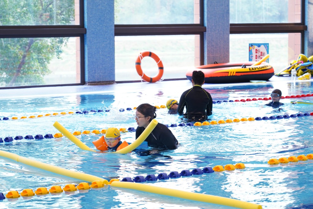安基司學校的游泳館，當日亦有開放。