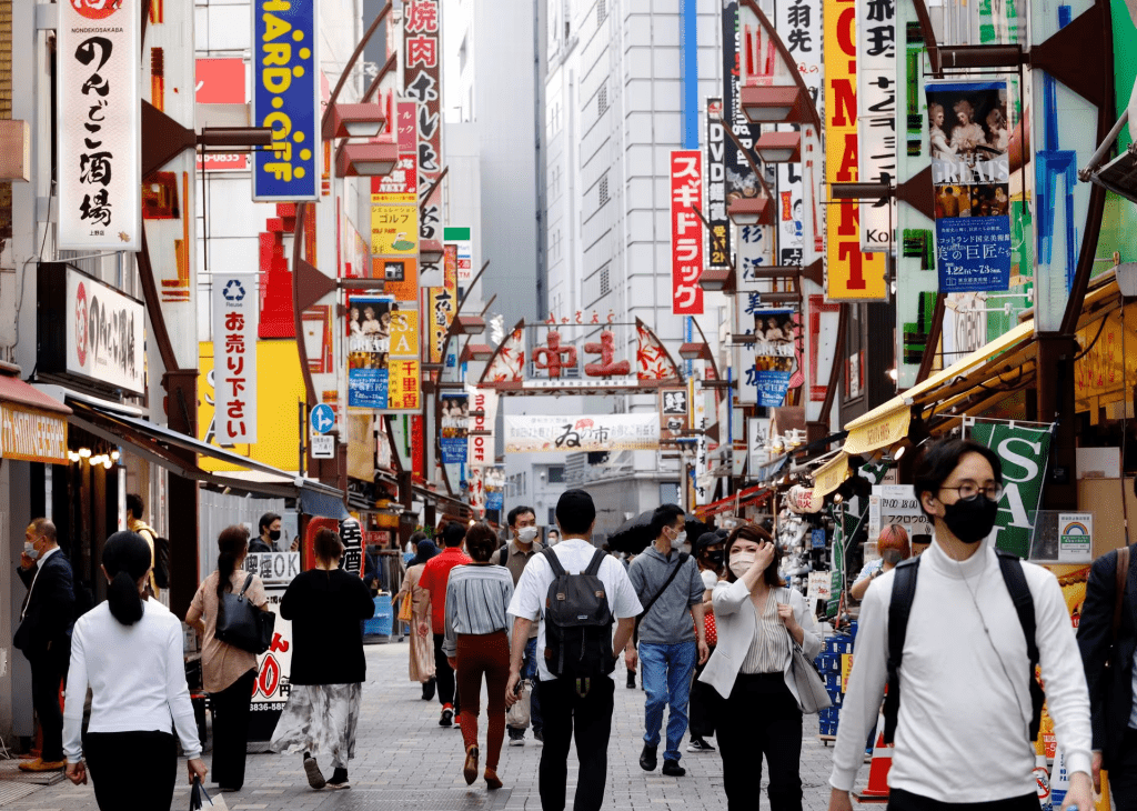 疫情疫情解封後，大批觀光客重返日本旅遊，外國旅客大量湧入日本。 路透社