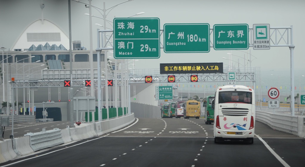 「智通行」先導計劃,會在「無感e-道」的基礎上,利用AI配合容貌識別科技,自動識別已登記的合資格跨境私家車司機及乘客。資料圖片 「智通行」先導計劃,會在「無感e-道」的基礎上,利用AI配合容貌識別科技,自動識別已登記的合資格跨境私家車司機及乘客。資料圖片