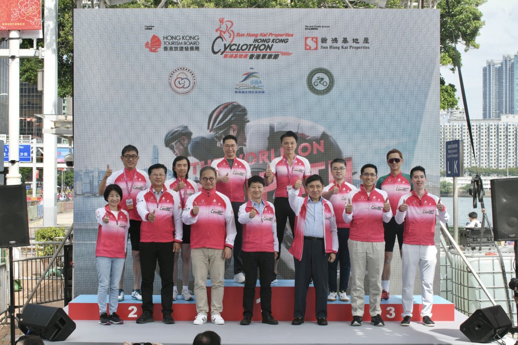 新鸿基地产主席兼董事总经理郭炳联（前排右三）表示，今年单车节充份体现香港联通世界，及连接大湾区的特质。
