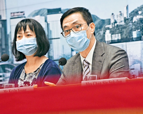 教育局局長楊潤雄(右)及常秘李美嫦去年曾在記者會上交代「釘牌」個案。資料圖片