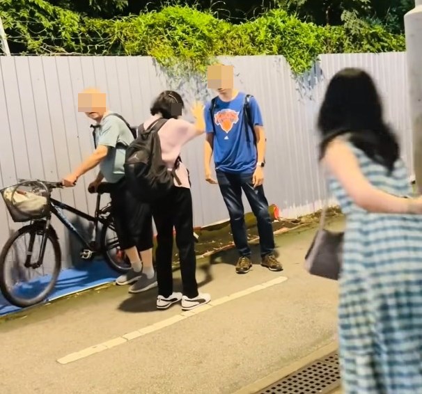 •粉藍衣光頭漢移動單車準備 離開前拋下一句:都黐X線嘅。facebook截圖 •粉藍衣光頭漢移動單車準備 離開前拋下一句:都黐X線嘅。facebook截圖