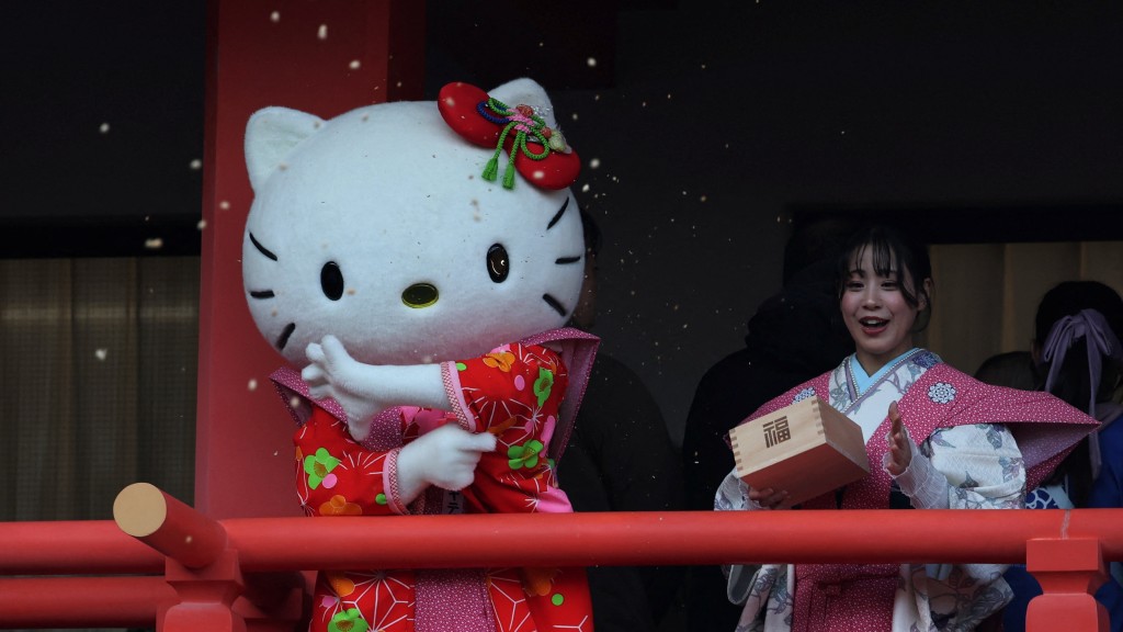 2026年2月，Hello Kitty 穿上和服，在東京日野一處寺廟撒豆驅鬼。 路透社