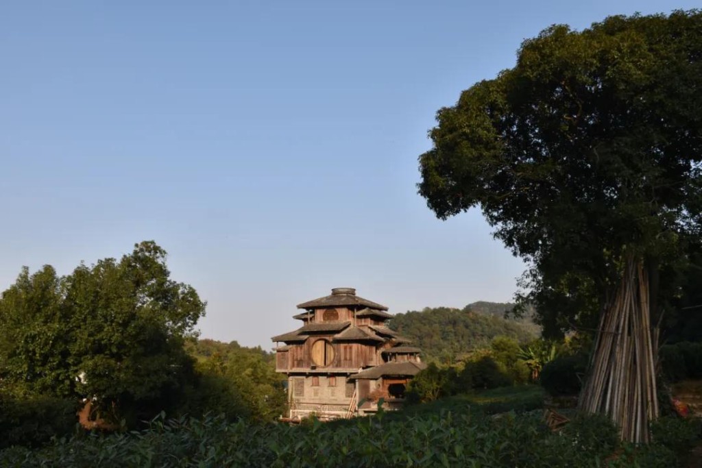西湖木樓神似「千與千尋」湯屋。網圖