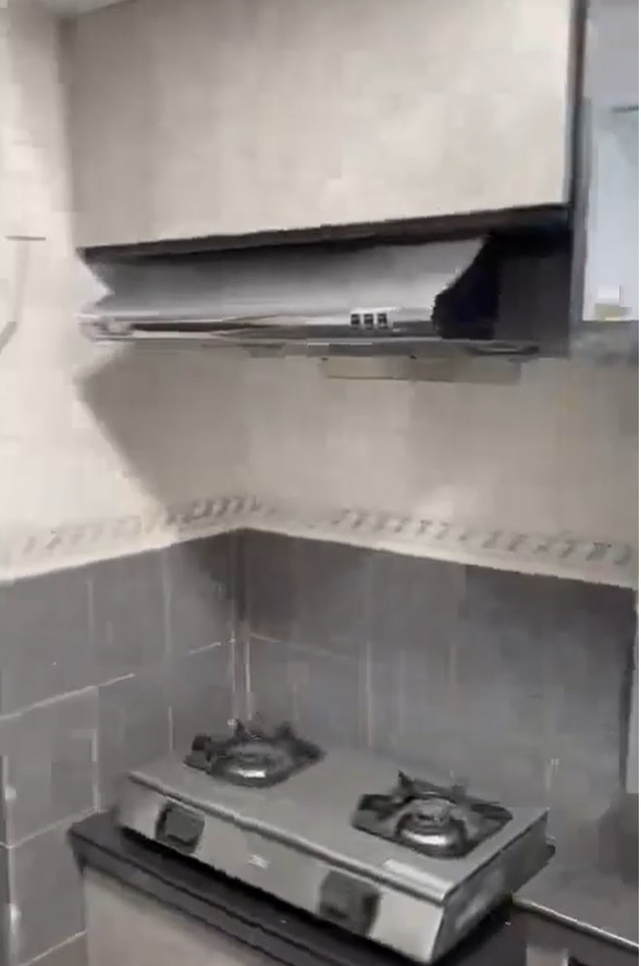 片段內單位廚房備有雙爐頭。香港江湖日報FB群組