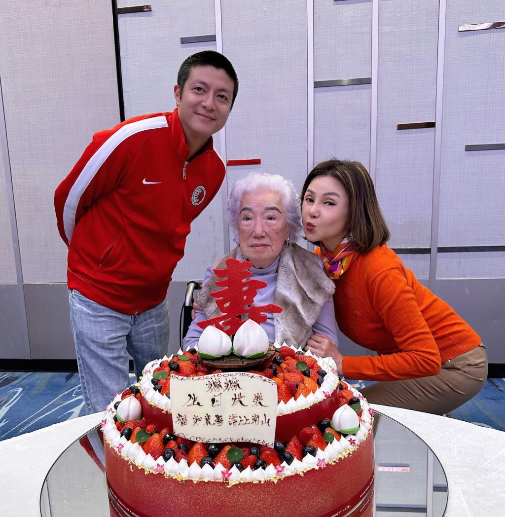 謝玲玲就攜同子女三代同堂跟「前奶奶」余寶珠慶祝99歲大壽。