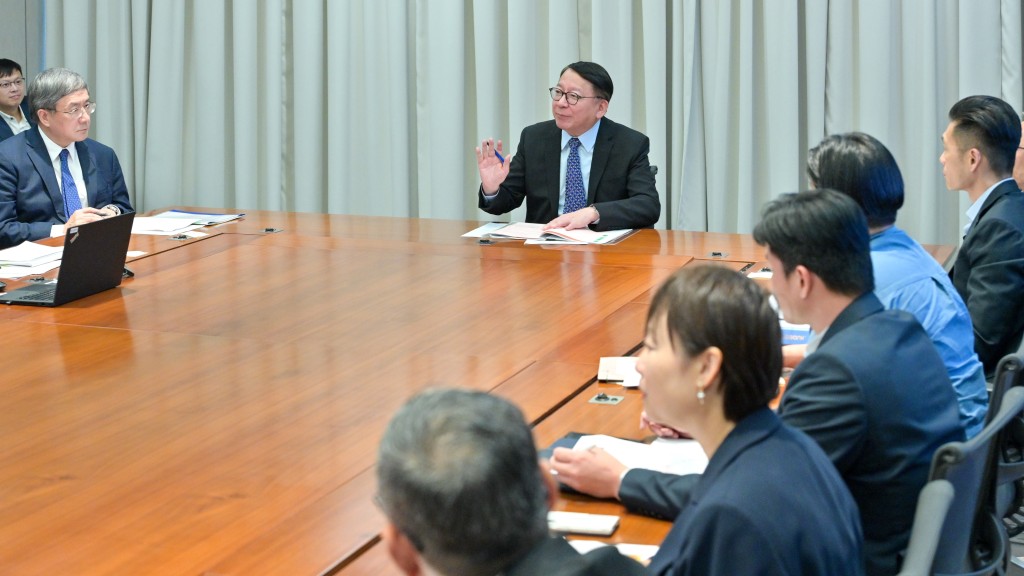 陳國基主持應對颱風跨部門督導委員會會議，應對韋帕可能為香港帶來的威脅。政府新聞處