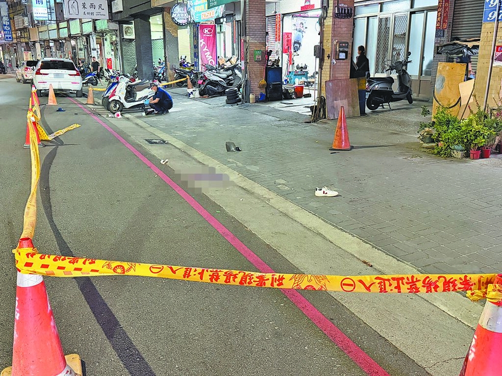 台中陈姓男子持两把刀追砍巴姓女友，巴女颈部遭刺重伤不治。 中时