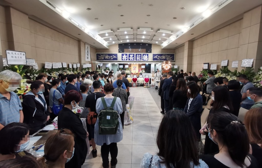 不少家屬和朋友到場送別先人。
